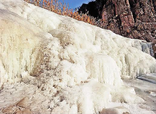 壮美奇景！宣化区桑干河瀑布变冰瀑